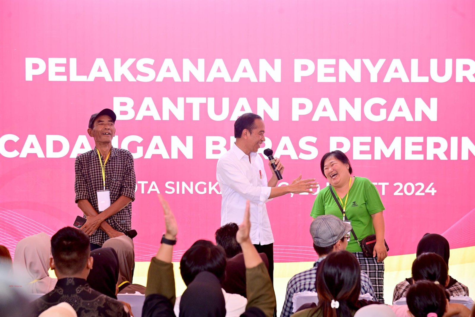 Presiden Jokowi Serahkan Bantuan Pangan kepada Masyarakat Kota Singkawang