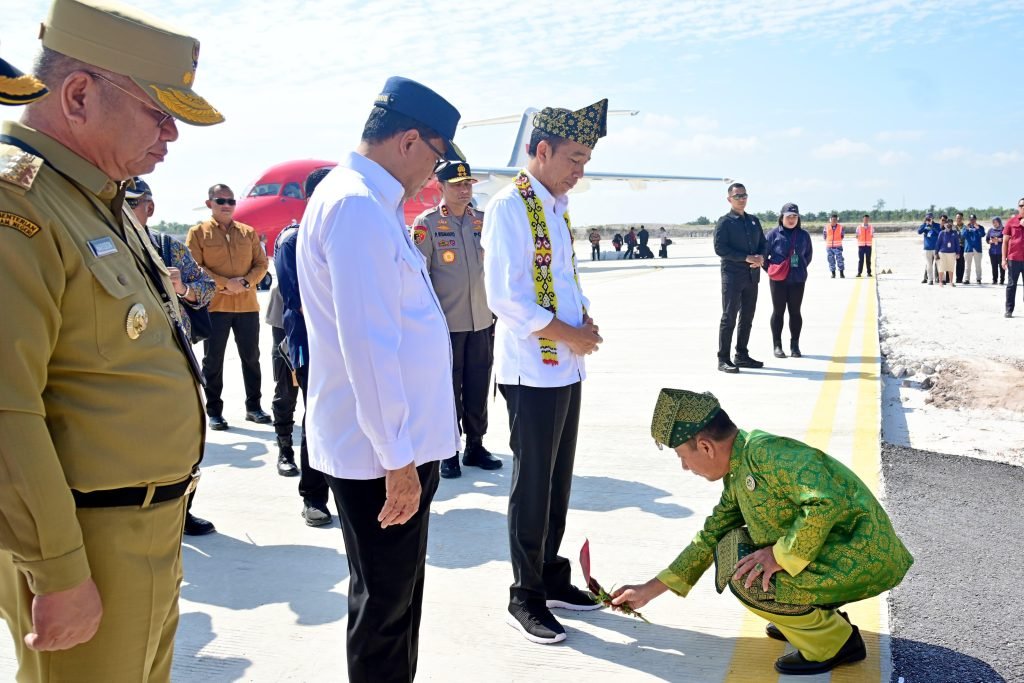 Tiba di Kalbar, Presiden Jokowi Disambut Prosesi Adat Tepung Tawar