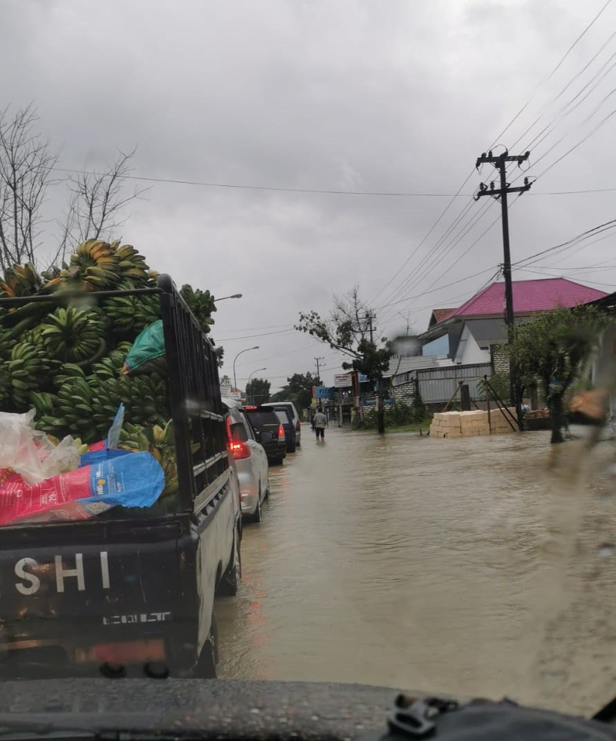 Sampang dan Bangkalan Banjir, Jalan Nasional Madura Lumpuh Total Lebih dari 12 Jam