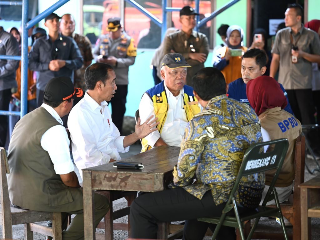 Presiden Jokowi Tinjau Posko Pengungsian Warga Terdampak Banjir di Demak