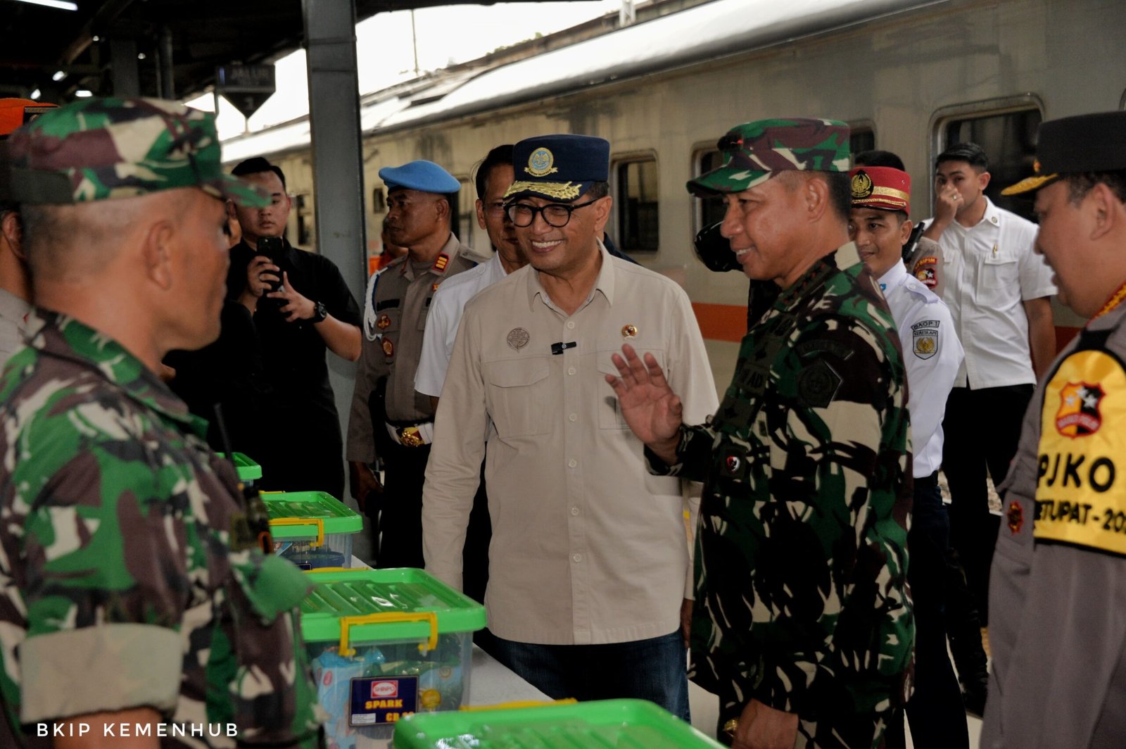 Menteri Perhubungan Tinjau Kondisi Terkini Arus Mudik di Stasiun Pasar Senen