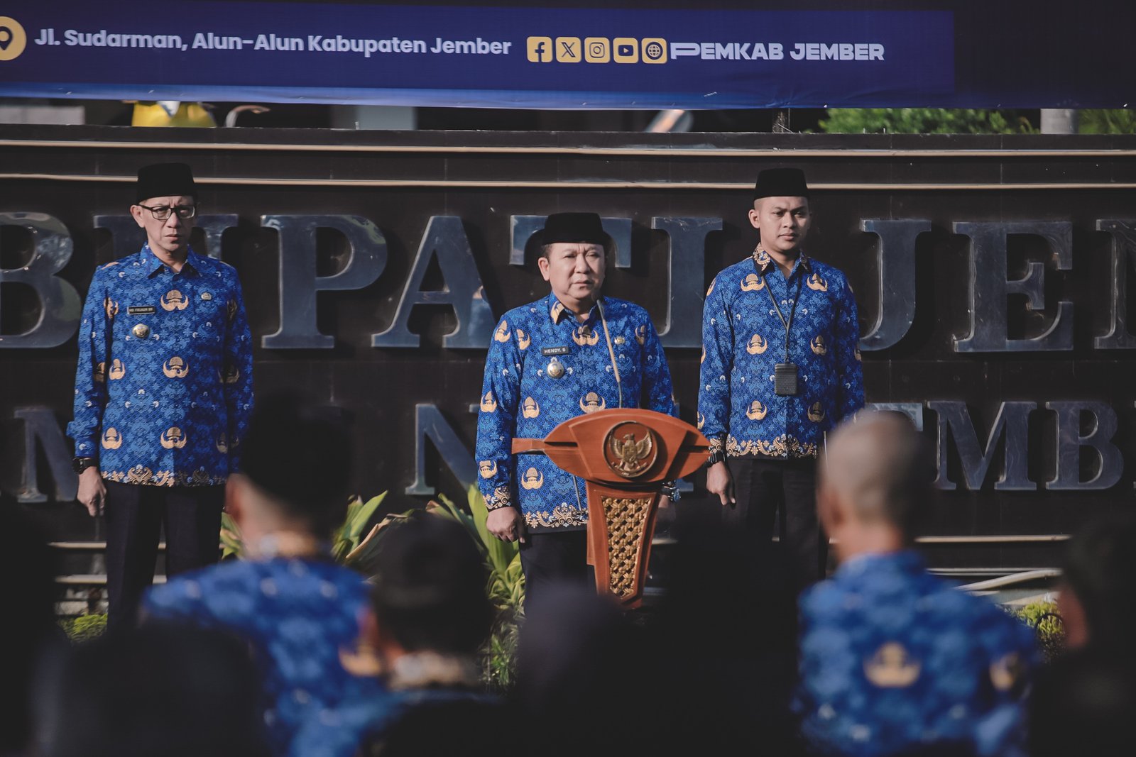 Bupati Jember Beri Tanda Kehormatan Satyalancana Karya Satya kepada Ribuan ASN