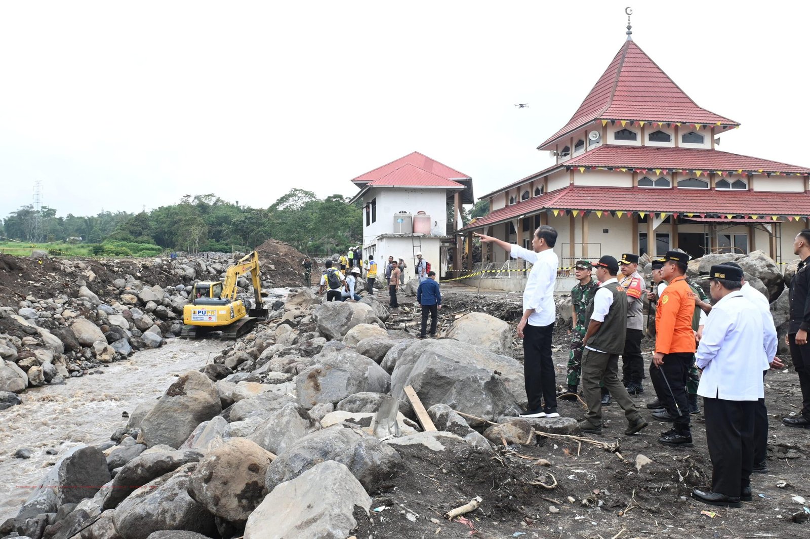 Kunjungi Area Terdampak Longsor dan Banjir Bandang di Agam, Presiden Minta Kebut Pemulihan