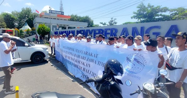 Bersama Polisi, Pokmas Kelautan Banyuwangi Dukung WWF ke-10 dan Jaga Jalur Penyeberangan di Pelabuhan Rakyat