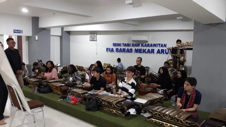 Lewat Pertukaran Pelajar, UB Ajak Mahasiswa Malaysia dan Tiongkok Bermain Gamelan