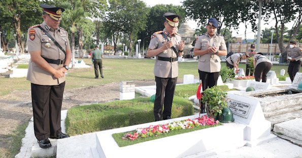 Peringati Bhayangkara ke-78, Wakapolda Jatim Pimpin Ziarah ke Makam Pahlawan