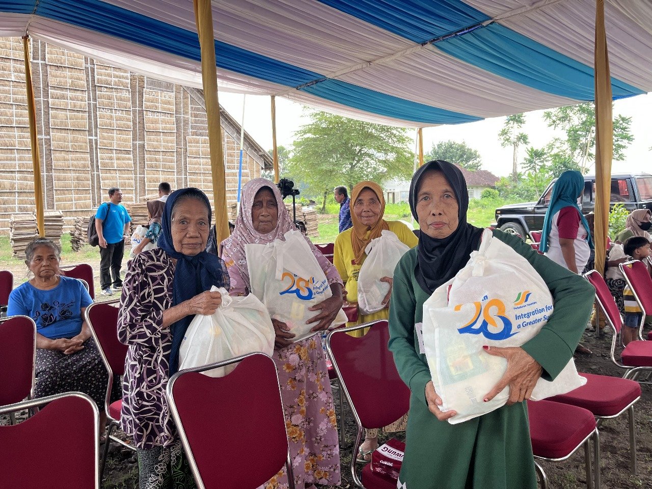 Ratusan Warga di Tiga Kota Terima Paket Sembako Gratis dari Program CSR PTPN I Regional 4