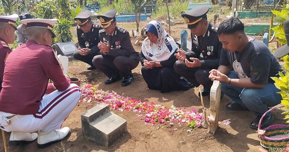 HUT Bhayangkara ke-78, Polisi Ziarah ke Makam Korban Tragedi Kanjuruhan