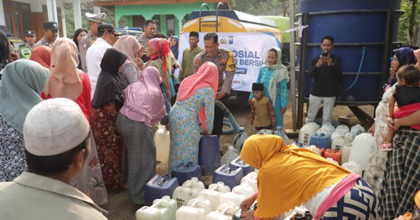 Polres Mojokerto Salurkan 32 Ribu Liter Air Bersih untuk Warga di Kaki Gunung Penanggungan