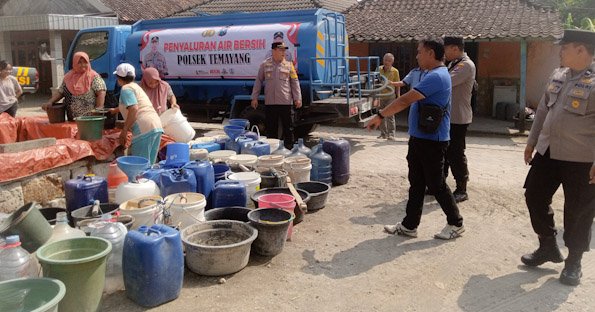 Polisi Salurkan Air Bersih untuk Warga Desa yang Mengalami Kekeringan di Bojonegoro