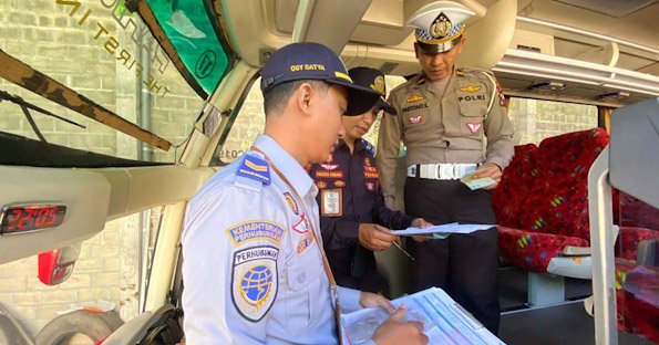 Gelar Program Unggulan Mahameru Lantas, Polisi Sidak Armada Bus di Ponorogo