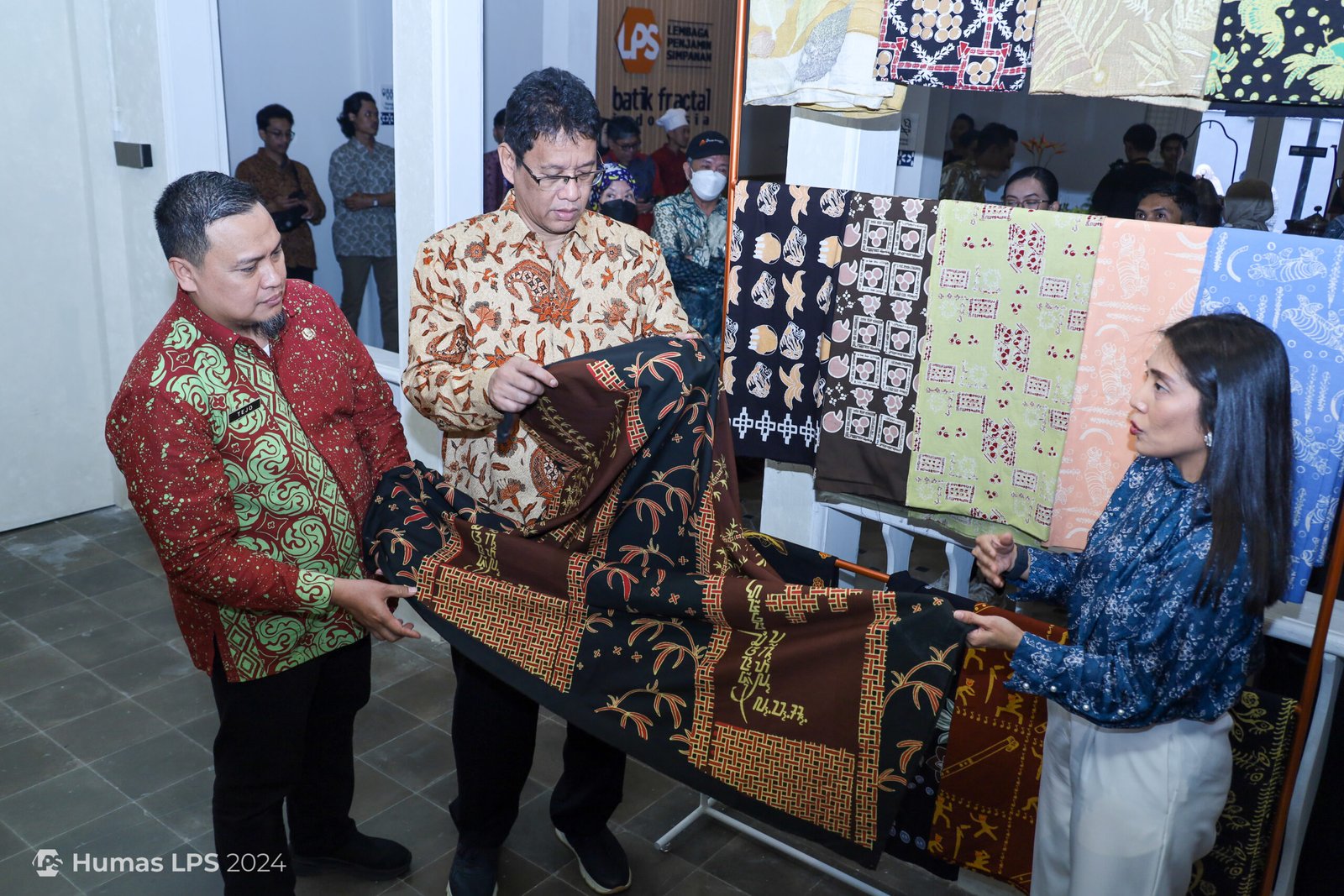 Dukung UMKM Batik, LPS Resmikan Rumah Batik Fractal di Sukabumi