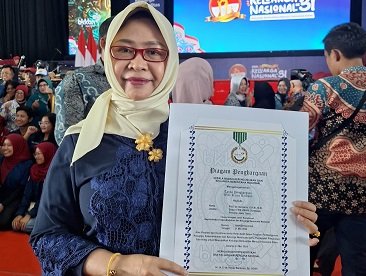 Berkontribusi Menurunkan Stunting, Guru Besar Unair Terima Penghargaan dari BKKBN