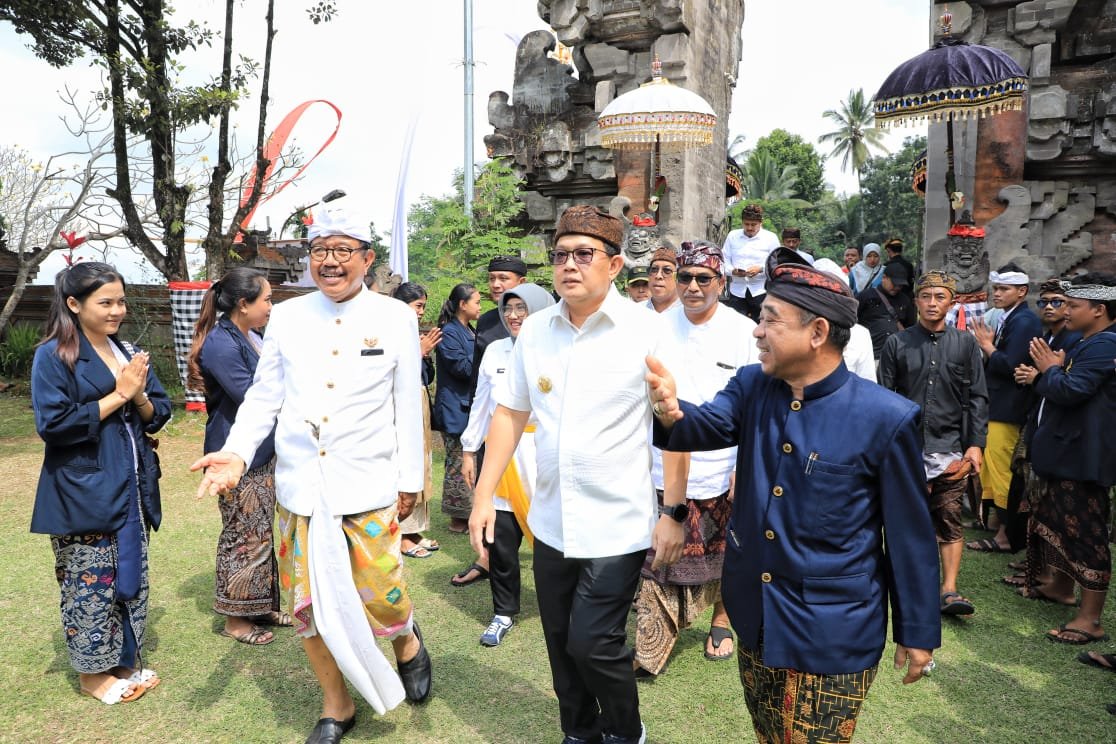 Pj. Gubernur Jatim Hadiri Upacara Karya Tawur Agung Labuh Gentuh dan Panca Wali Krama di Lumajang