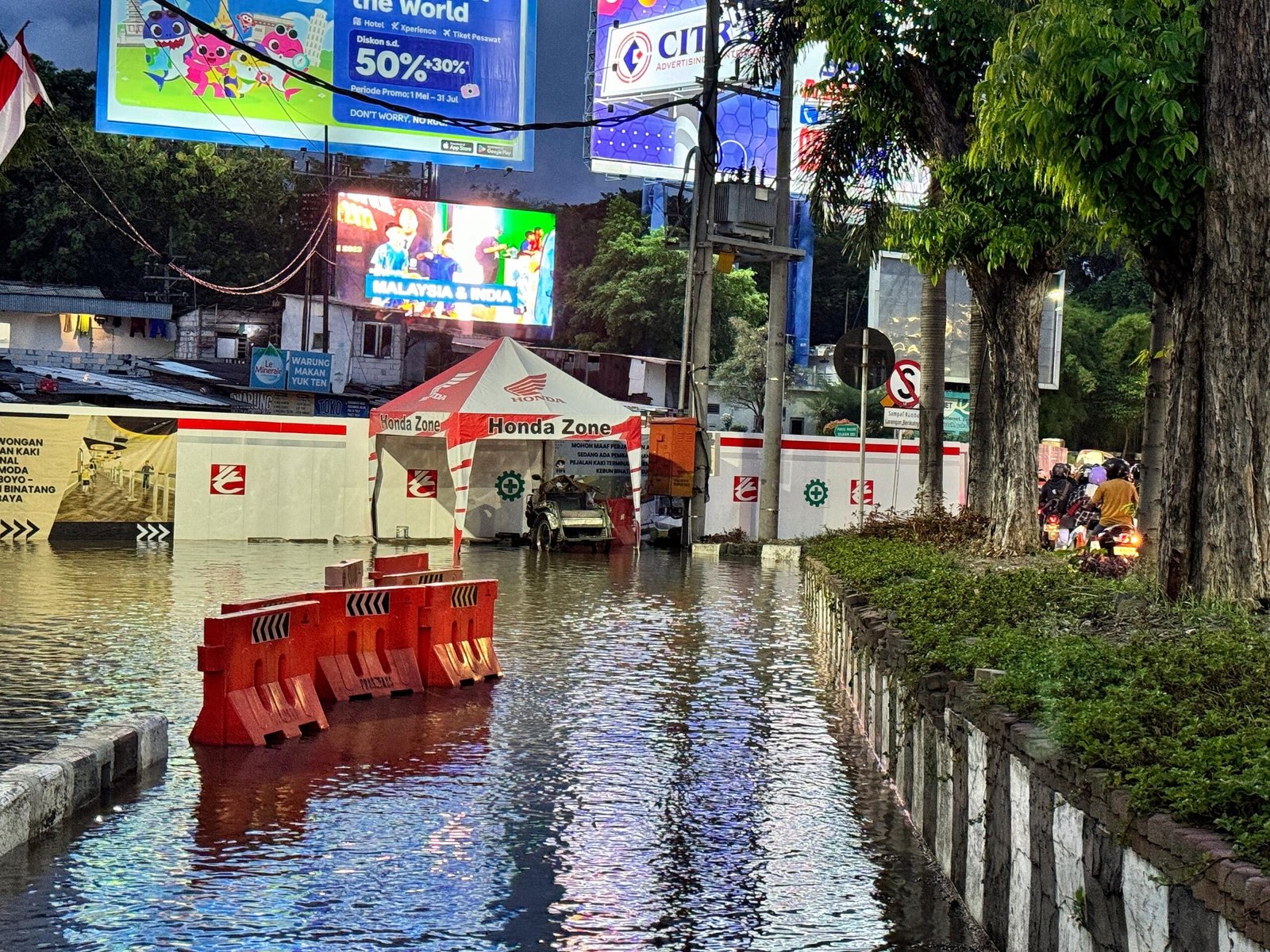 PDAM Siapkan Tangki Air Gratis Bagi Warga Terdampak Pipa Bocor di Kawasan Joyoboyo