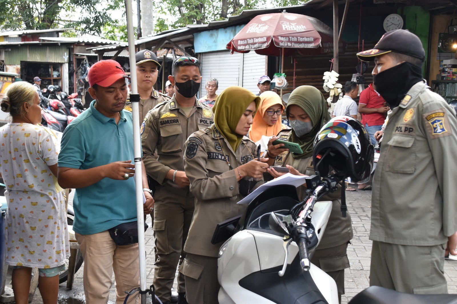 Satpol PP Surabaya Gelar Sosialisasi Penertiban PKL di Pasar Loak Dupak