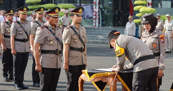 Kapolrestabes Pimpin Upacara Sertijab Kapolsek dan PJU Polrestabes Surabaya