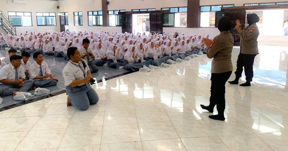 Peringati Hari Jadi ke-76, Polwan Polres Pelabuhan Tanjung Perak Gelar Penyuluhan Bahaya Narkoba di Sekolah