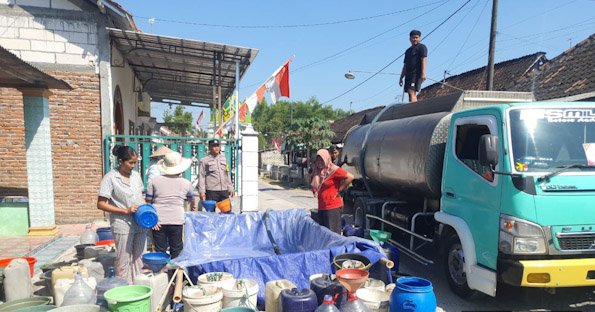 Polres Bojonegoro Kembali Salurkan Bantuan Air Bersih untuk Warga Desa Pejok