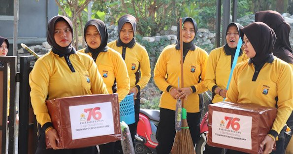 Sambut Hari Jadi ke-76, Polwan Polres Pamekasan Gelar Kerja Bakti Religi dan Bakti Sosial