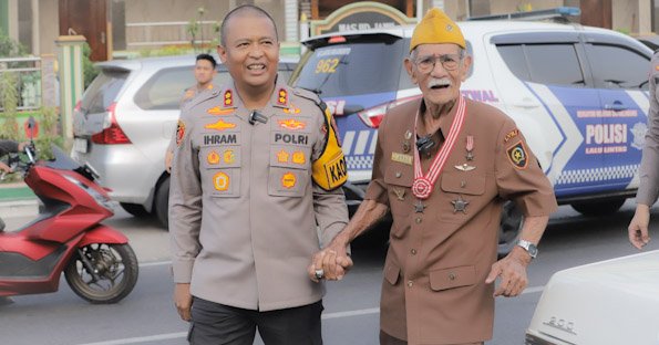 Hari Juang Polri ke-79, Kapolres Mojokerto Beri Kado Spesial Veteran Polisi Istimewa yang Berusia 102 Tahun