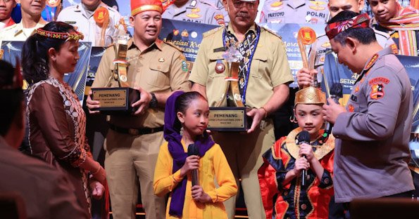 Kapolri dan Ketua Bhayangkari Sapa Dua Anak Pemenang Lomba Setapak Perubahan