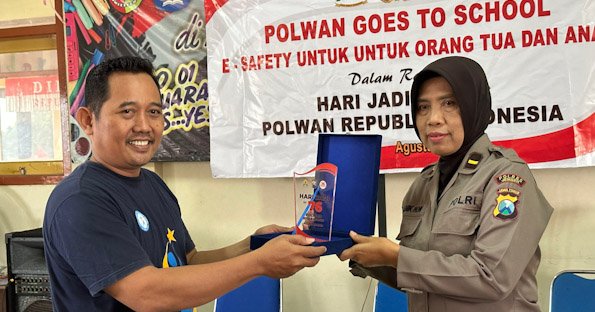 Cegah Tangkal Hoax dan Bullying, Polwan Polres Jember Beri Edukasi Pelajar di Sekolah