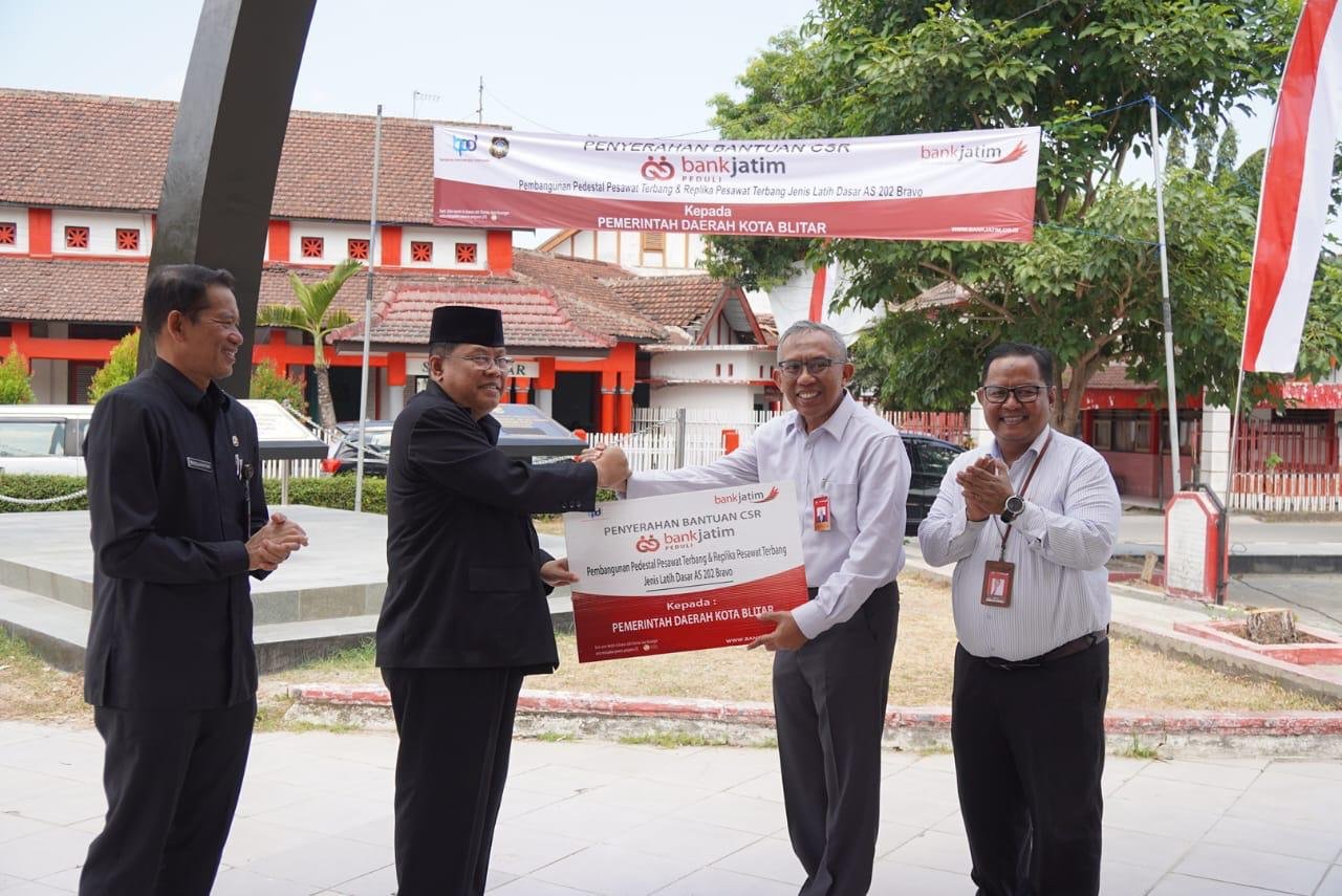 Bank Jatim Serahkan CSR Pembangunan Replika Pesawat Terbang dan Pedestal di Museum PETA Blitar