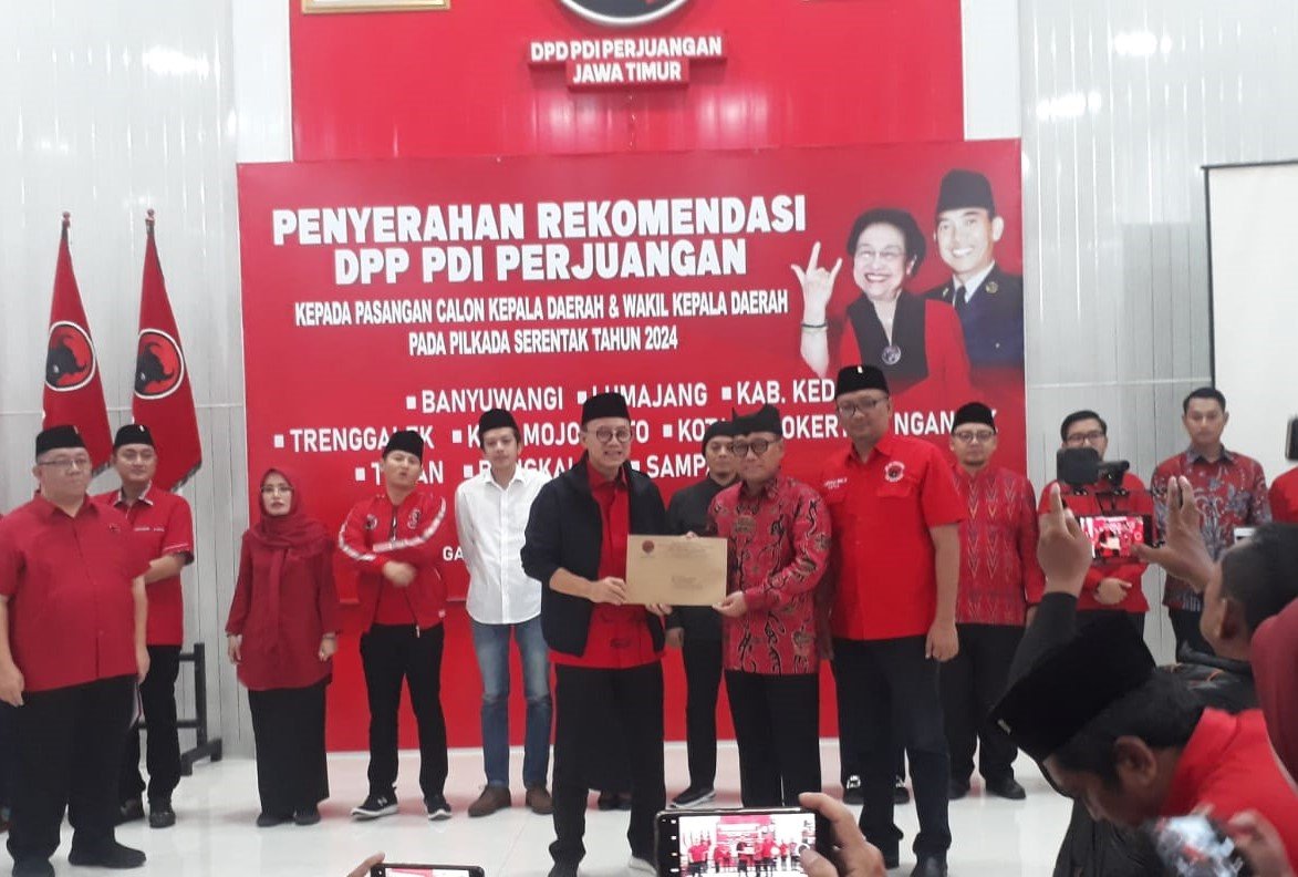 PDI Perjuangan Jatim Serahkan Surat Rekom untuk 10 Bacakada di Pilkada Serentak 2024, Ini Daftarnya