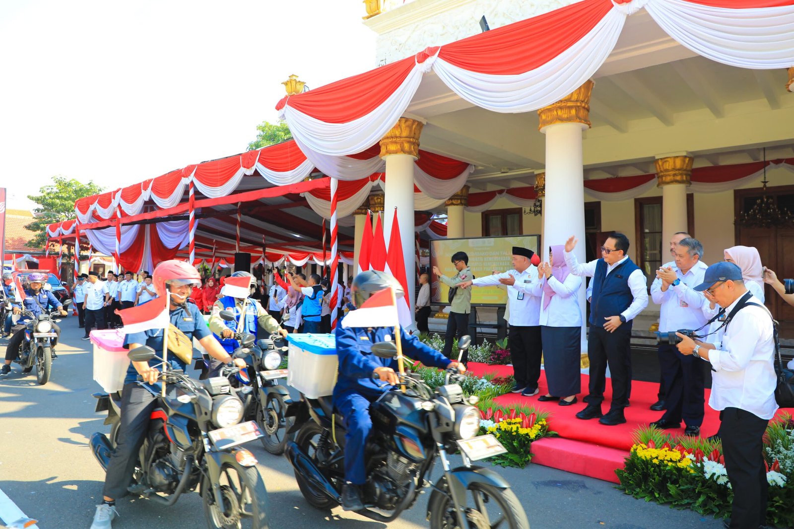 Pj. Gubernur Adhy Berangkatkan TKSK dan TAGANA, Salurkan Tali Asih Bagi Keluarga Pahlawan dan Perintis Kemerdekaan