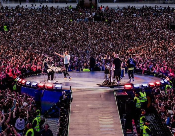 Konser di Stadion Vienna, Coldplay Nyanyikan Lagu “Love Story” Milik Taylor Swift  