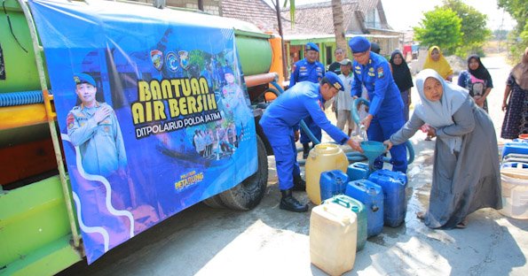 Polisi Peduli, Ditpolairud Polda Jatim Droping Air Bersih untuk Warga Mantup Lamongan