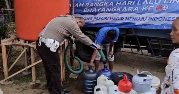 Peringati Harlantas Bhayangkara ke-69, Ditlantas Polda Jatim Salurkan Air Bersih untuk Warga Terdampak Kemarau