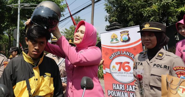 Sapa Warga di Hari Jadi ke-76, Polwan Polrestabes Surabaya Turun Jalan Berbagi Helm dan Bunga