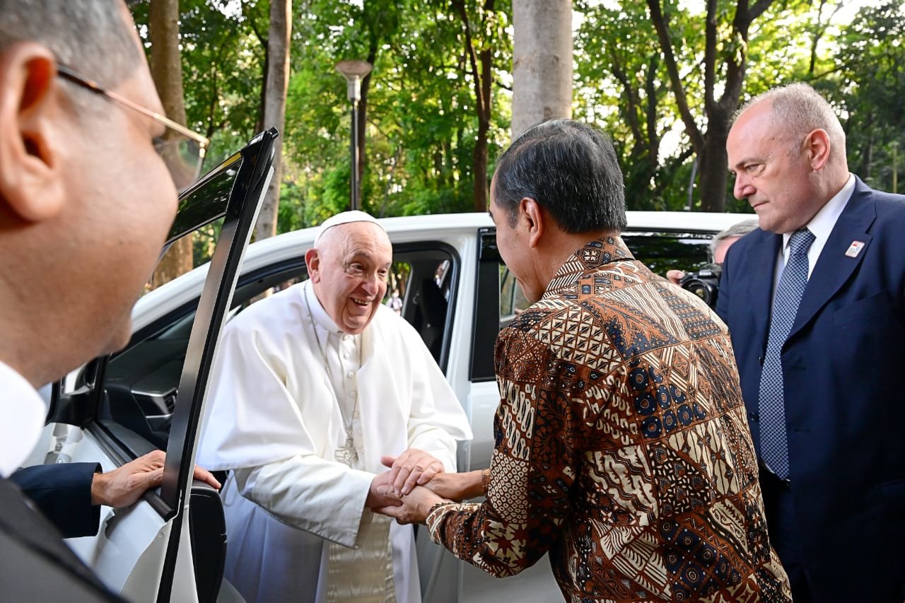 Presiden Jokowi Sambut Paus Fransiskus Jelang Pimpin Misa Suci di GBK