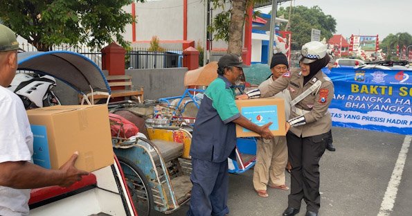 Peringati Hari Lalu Lintas Bhayangkara, Polres Blitar Kota Berbagi Bantuan Sosial