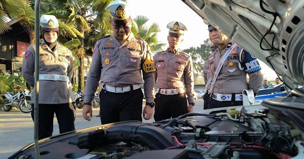 Polres Blitar Gelar Pengecekan Ranmor Dinas dan Simulasi Patwal Pengamanan Pilkada Serentak 2024