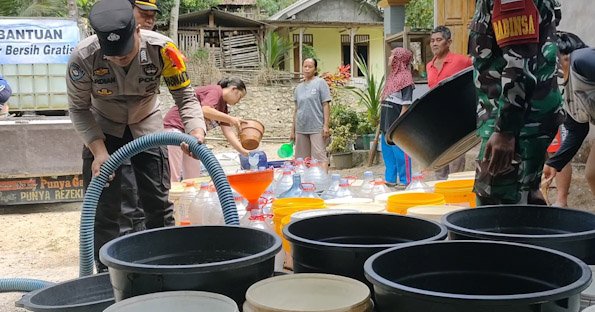 Terdampak Kemarau Panjang, Polres Pacitan Salurkan Bantuan Air Bersih untuk Warga