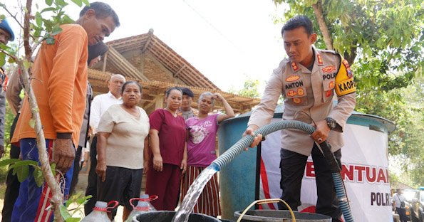 Droping Air Bersih di Desa Dayakan, Polres Ponorogo Akan Bangun Sumur Bor Lagi