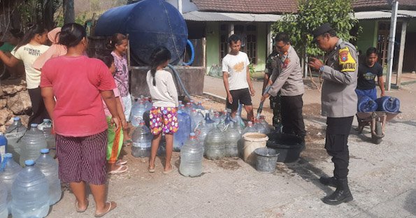 Polisi Kembali Salurkan 10 Ribu Liter Air Bersih untuk Warga Rejotangan Tulungagung