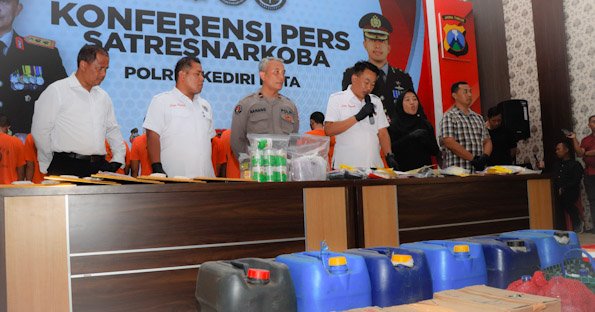 Polres Kediri Kota Amankan Tersangka Jual Miras Oplosan Es Moni yang Viral di Medsos