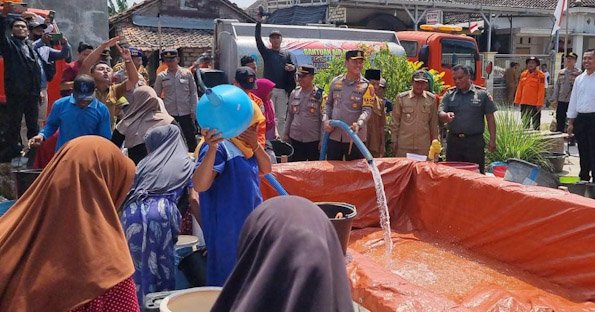 Dampak Kemarau di 16 Desa 6 Kecamatan, Polres Lamongan Salurkan 112 Ribu Liter Air Bersih untuk Warga