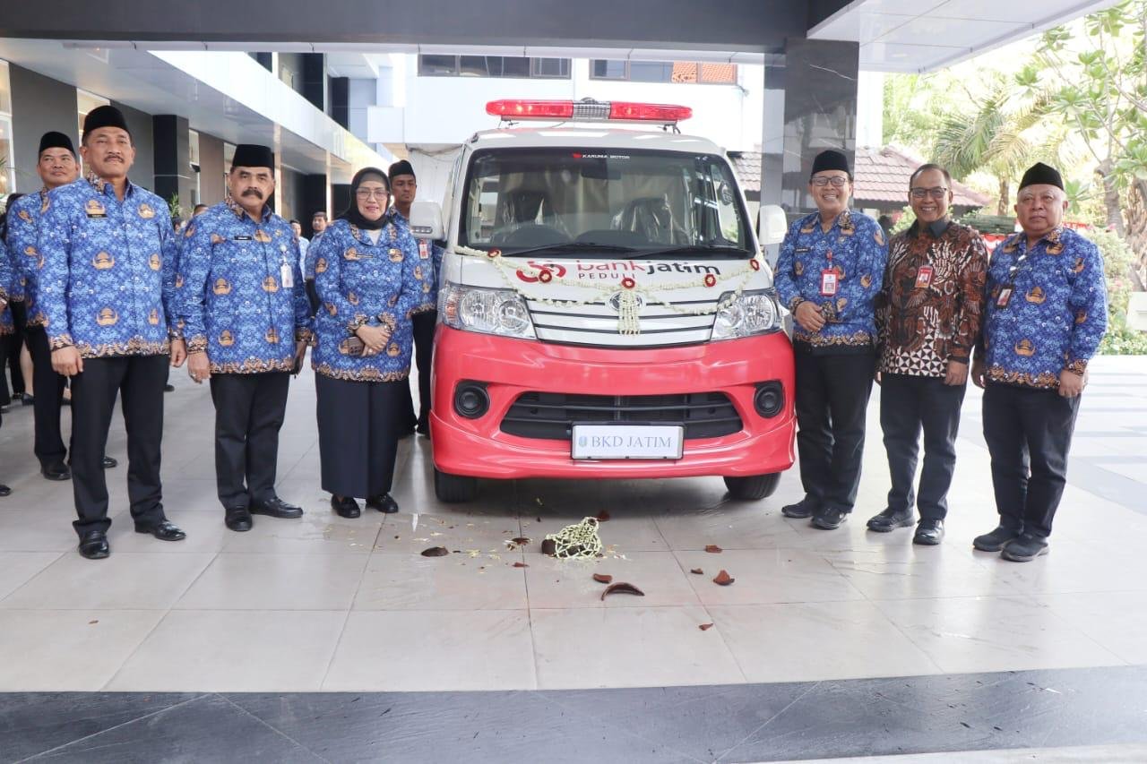 Bank Jatim Serahkan Bantuan Satu Unit Ambulans Ke BKD Jawa Timur