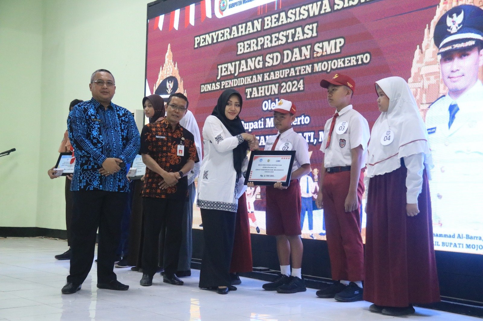 Pemkab Mojokerto Beri Beasiswa pada 229 Siswa Berprestasi