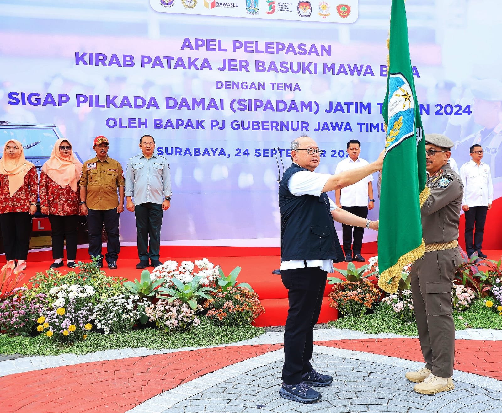 Pj. Sekdaprov Bobby Berangkatkan Kirab Pataka Jer Basuki Mawa Beya Hari Jadi Ke-79 Provinsi Jatim