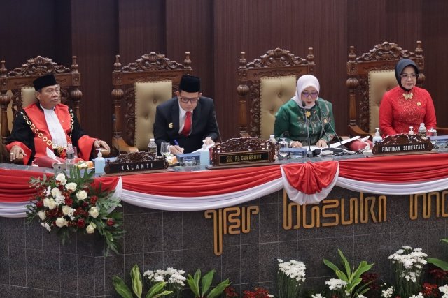 Anik Maslachah – Wara Sundari Reni Pramana Jadi Ketua dan Wakil Ketua DPRD Jatim Sementara