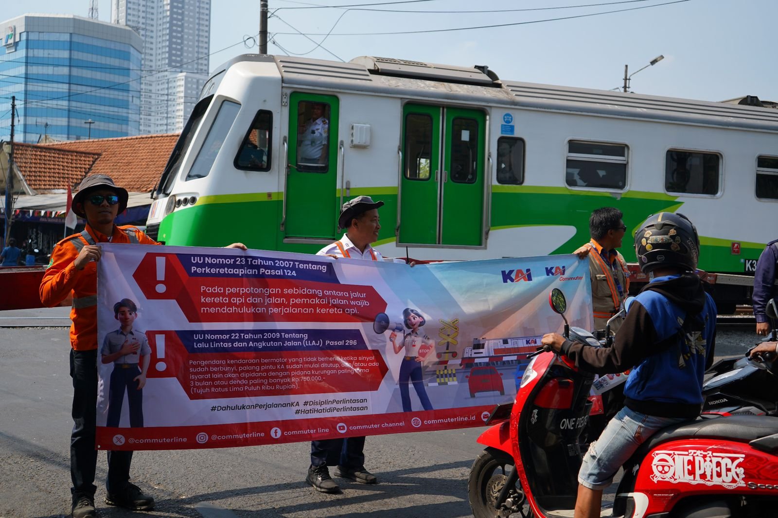 KAI Commuter Sosialisasikan Keselamatan Perlintasan Sebidang di 16 Lokasi Secara Serentak