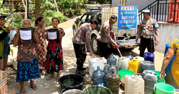 Tak Hanya Distribusikan Air Bersih, Patroli Genthong Polisi Juga Berbagi Ember Gratis di Trenggalek