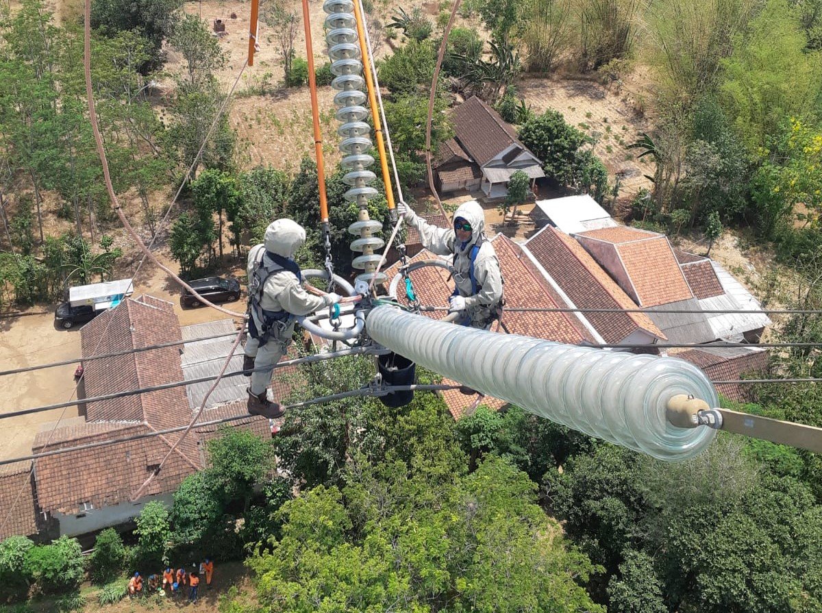 Ganti Isolator Tanpa Padam, PLN UIT JBM Komitmen Jaga Jaringan 500kV Jawa- Bali