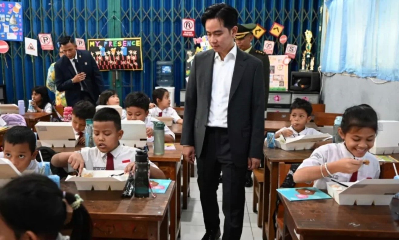 Tiga Hari Jabat Wapres, Gibran Pantau Pelaksanaan Makan Siang Gratis di Sekolah